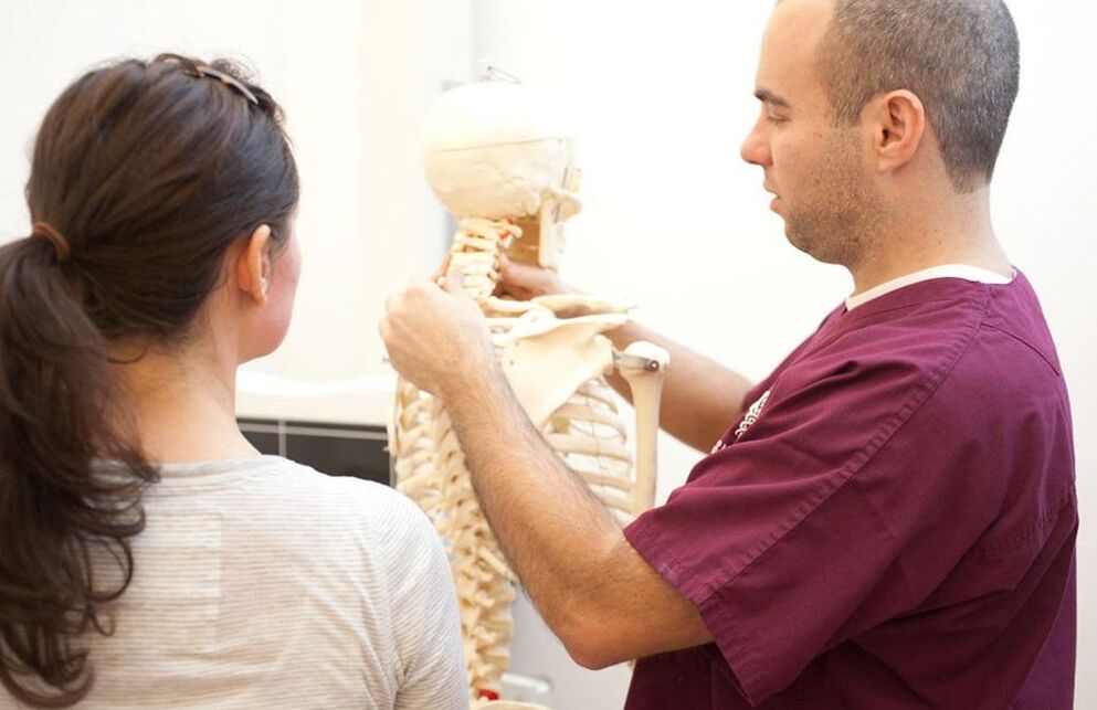 zdravnik dokazuje osteohondrozo materničnega vratu