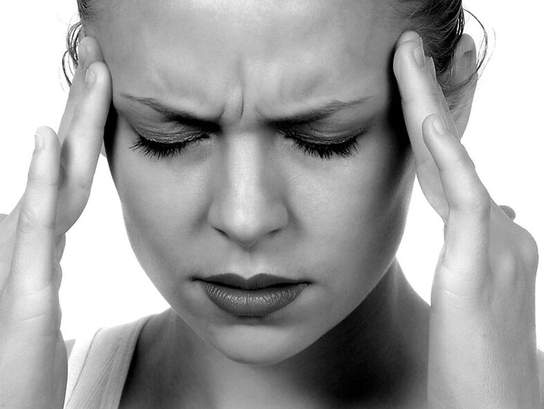 Glavobol je eden od simptomov osteohondroze vratne hrbtenice