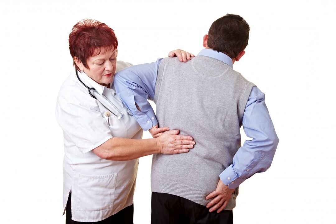zdravnik pregleduje bolnika z bolečinami v hrbtu
