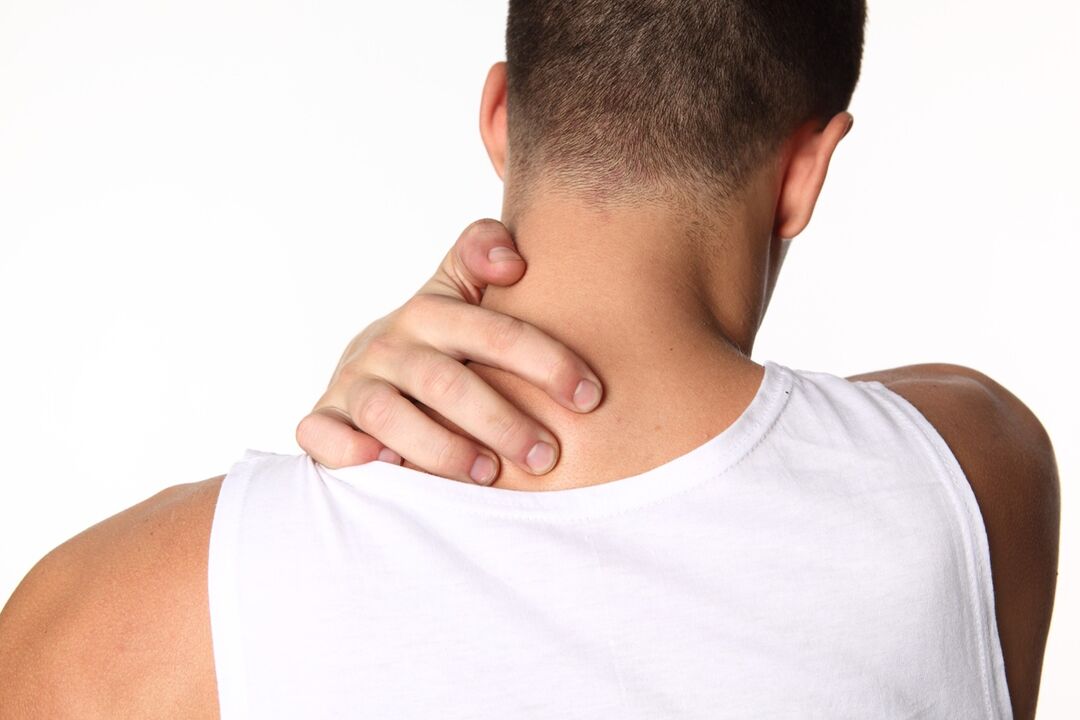 Cervikalno osteohondrozo spremljajo nelagodje in bolečine v vratu