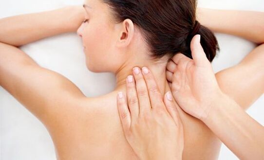 Masaža vratu pomaga pri sprostitvi mišic, lajšanju napetosti in bolečin
